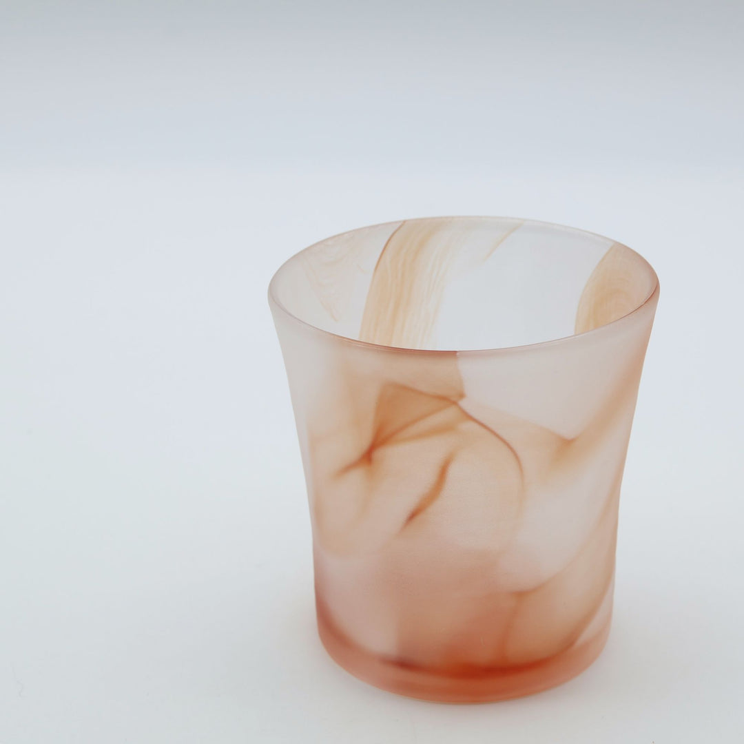 glass apartment 21g・ichico作の「自運ガラス」ロックグラス。すりガラスのようなやわらかな白地に、朱色の優しいマーブル模様が滲むように施された琉球ガラス。