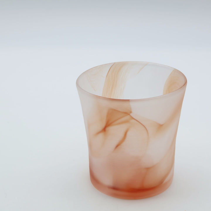 glass apartment 21g・ichico作の「自運ガラス」ロックグラス。すりガラスのようなやわらかな白地に、朱色の優しいマーブル模様が滲むように施された琉球ガラス。