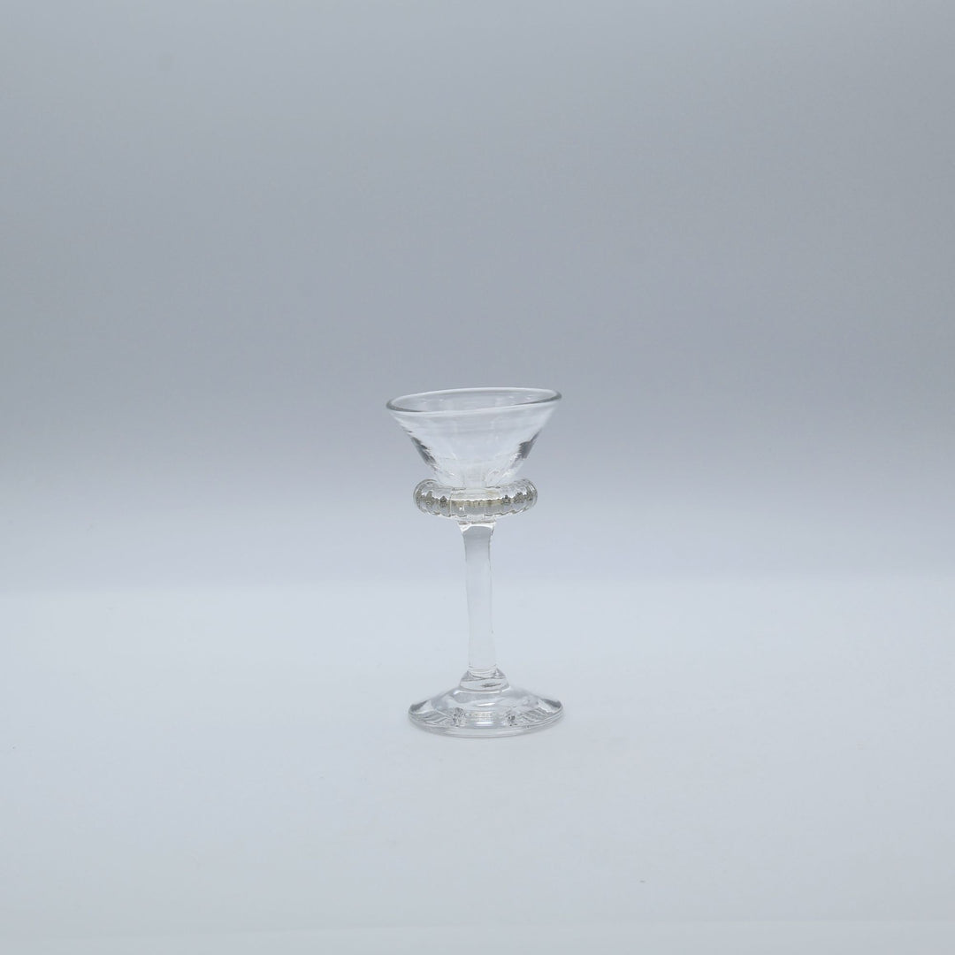 glass apartment 21gの「花襟の盃」。すっきりと伸びた細い脚と、逆円錐型のカップの底をぐるりと取り囲むモール模様の装飾が美しい琉球ガラスの高杯。