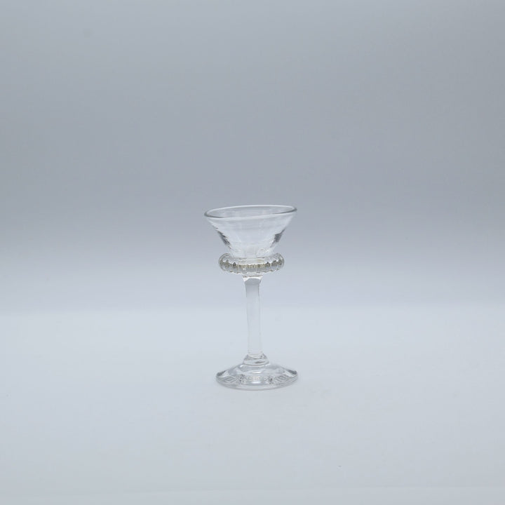glass apartment 21gの「花襟の盃」。すっきりと伸びた細い脚と、逆円錐型のカップの底をぐるりと取り囲むモール模様の装飾が美しい琉球ガラスの高杯。