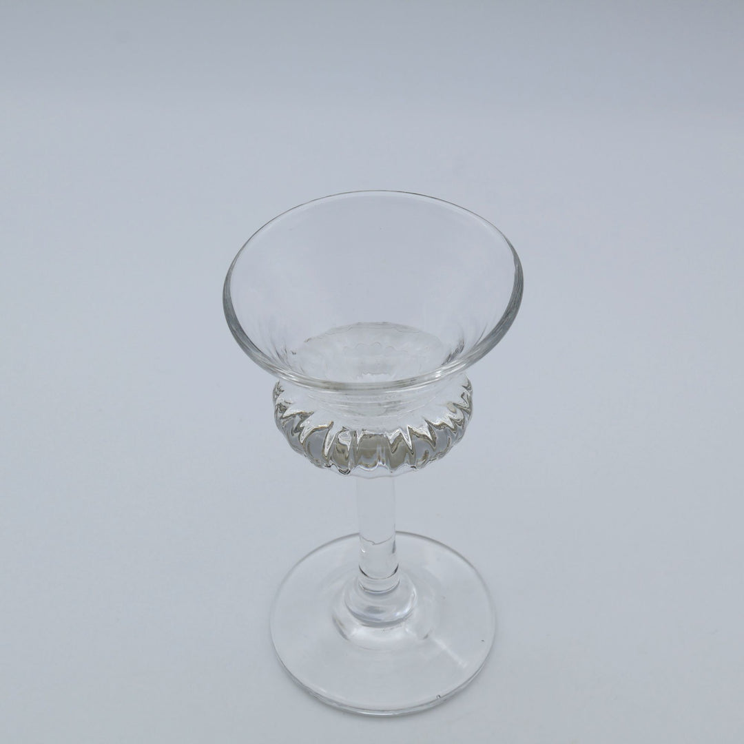 glass apartment 21gの「花襟の盃」。すっきりと伸びた細い脚と、逆円錐型のカップの底をぐるりと取り囲むモール模様の装飾が美しい琉球ガラスの高杯。