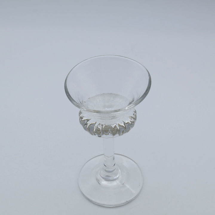 glass apartment 21gの「花襟の盃」。すっきりと伸びた細い脚と、逆円錐型のカップの底をぐるりと取り囲むモール模様の装飾が美しい琉球ガラスの高杯。