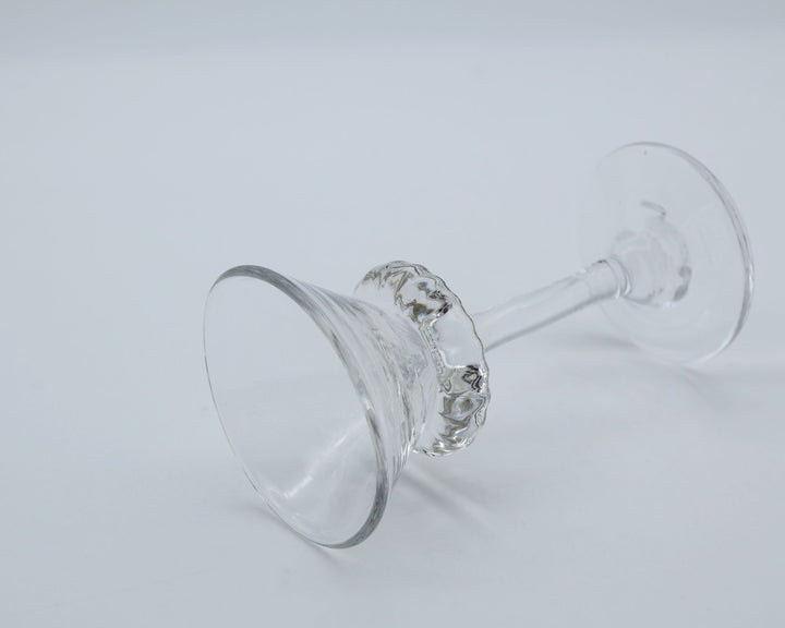glass apartment 21gの「花襟の盃」。すっきりと伸びた細い脚と、逆円錐型のカップの底をぐるりと取り囲むモール模様の装飾が美しい琉球ガラスの高杯。