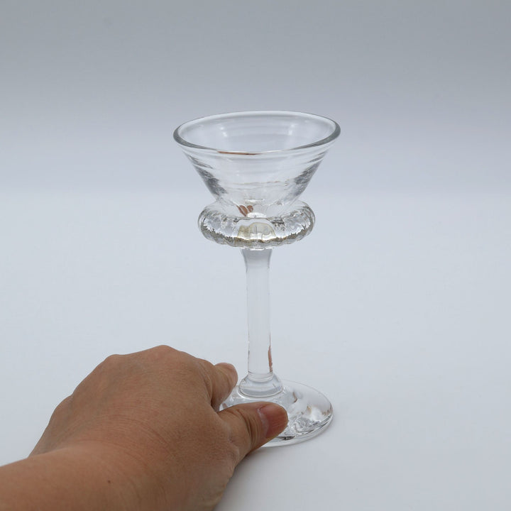 glass apartment 21gの「花襟の盃」。すっきりと伸びた細い脚と、逆円錐型のカップの底をぐるりと取り囲むモール模様の装飾が美しい琉球ガラスの高杯。