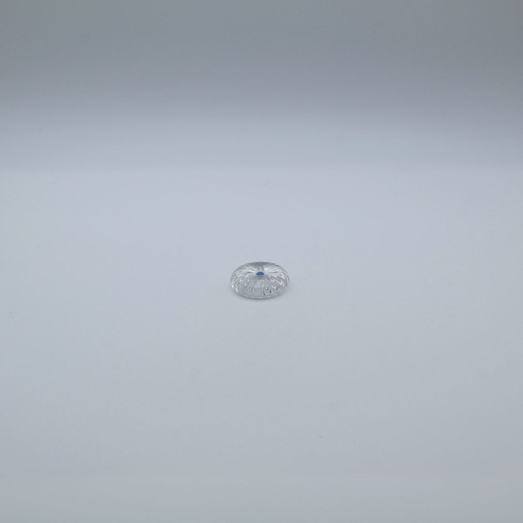 glass apartment 21g ichico作「おき花」。放射状のモール模様と中央の青い一滴が美しいガラス製オブジェ・箸置き（canosa取扱）