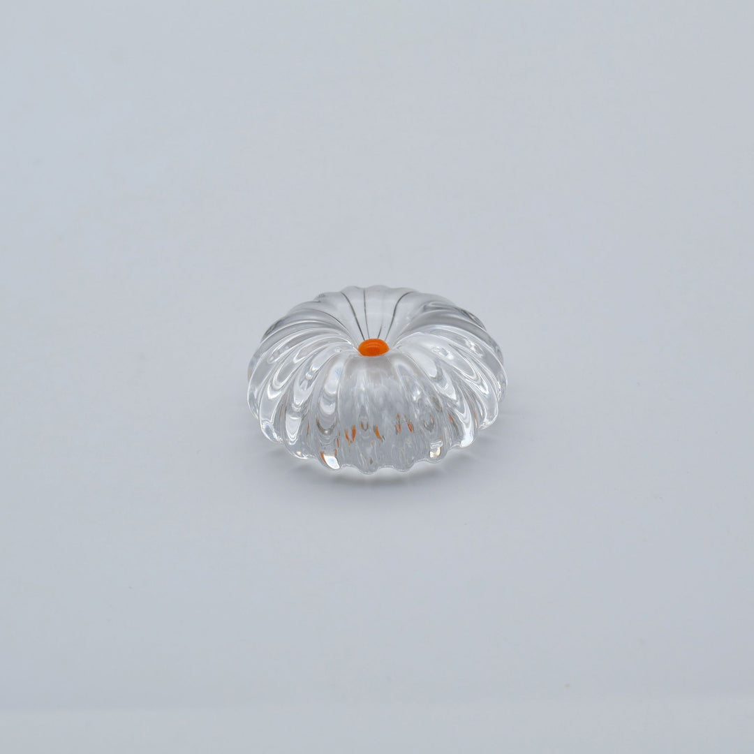 glass apartment 21g ichico作「おき花」。放射状のモール模様と中央のオレンジの一滴が美しいガラス製オブジェ・箸置き（canosa取扱）