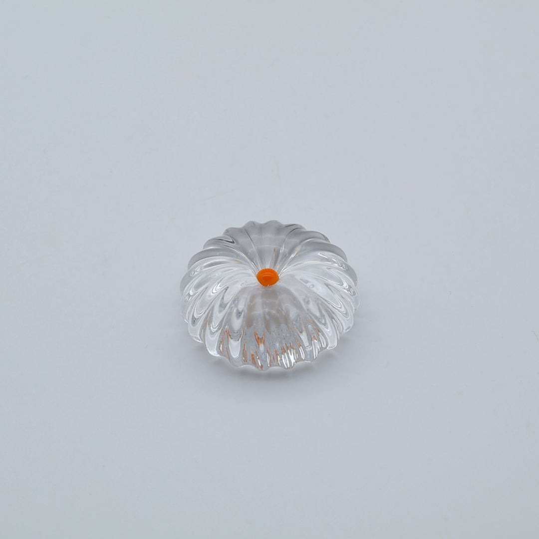 glass apartment 21g ichico作「おき花」。放射状のモール模様と中央のオレンジの一滴が美しいガラス製オブジェ・箸置き（canosa取扱）