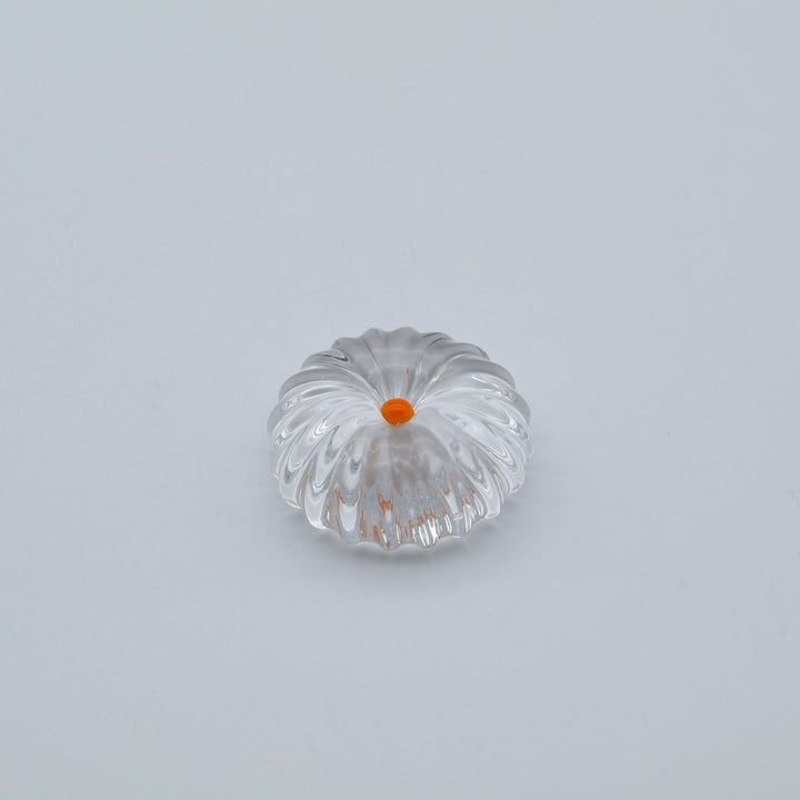 glass apartment 21g ichico作「おき花」。放射状のモール模様と中央のオレンジの一滴が美しいガラス製オブジェ・箸置き（canosa取扱）