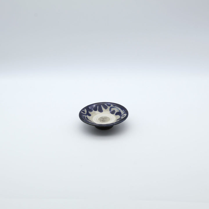 横田屋窯（やちむん）の3寸豆皿。中央に登り窯焼成の証である白い「蛇の目」があり、縁には呉須の唐草模様が施された普段使いの豆皿。