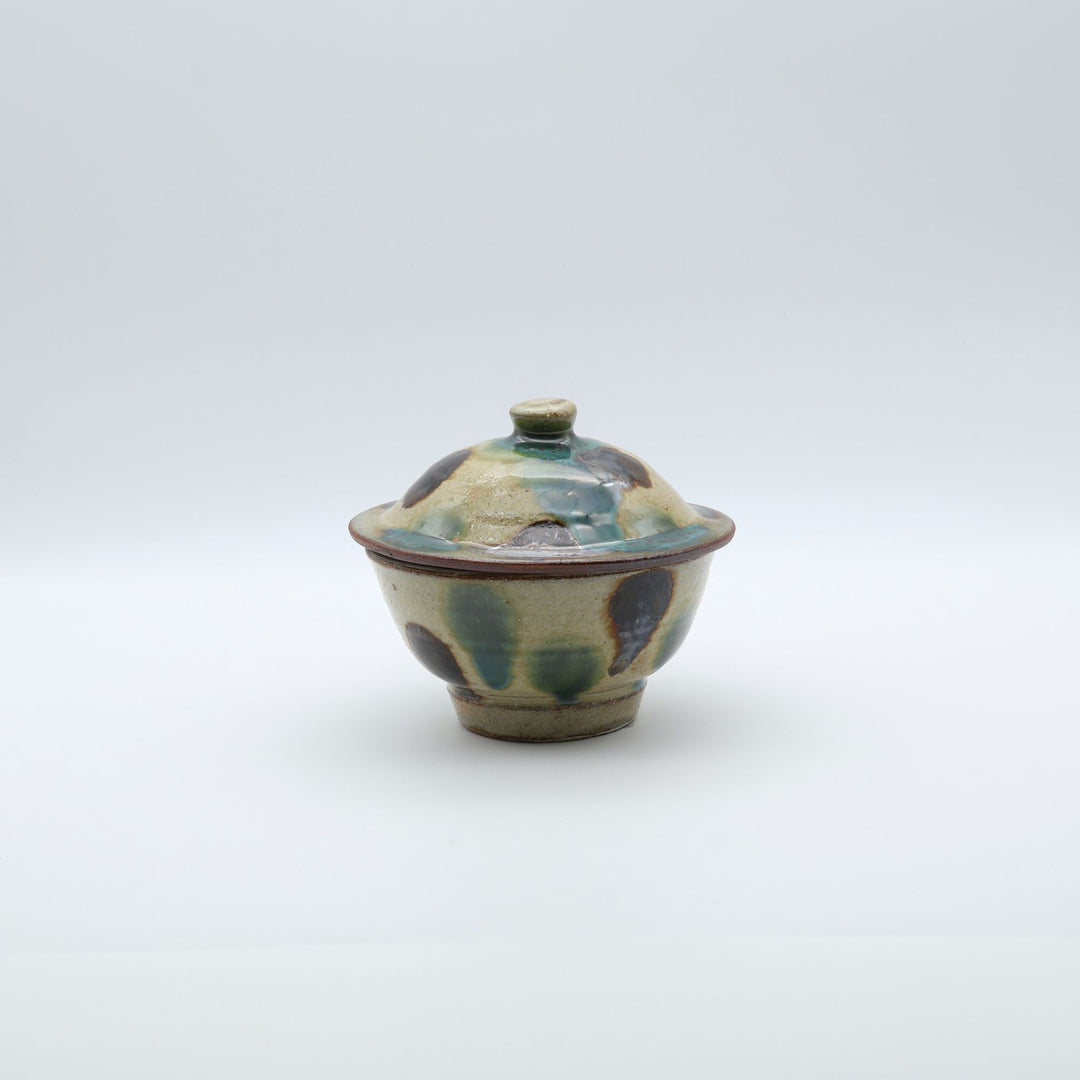 横田屋窯（やちむん）の蓋付きの器（蓋物）。沖縄の赤土と点打ちの模様が美しく素朴な佇まい。梅干しや黒糖入れ、小物入れに最適な小ぶりのサイズ感。