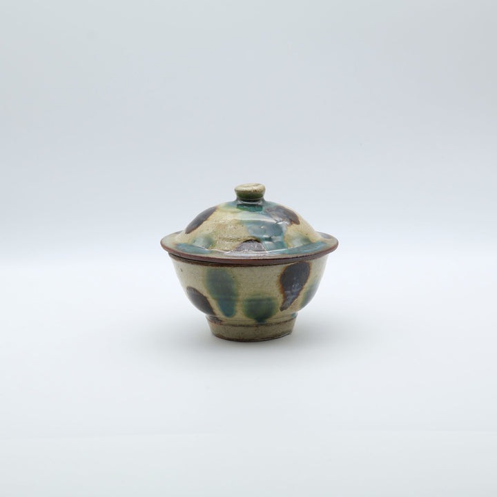 横田屋窯（やちむん）の蓋付きの器（蓋物）。沖縄の赤土と点打ちの模様が美しく素朴な佇まい。梅干しや黒糖入れ、小物入れに最適な小ぶりのサイズ感。