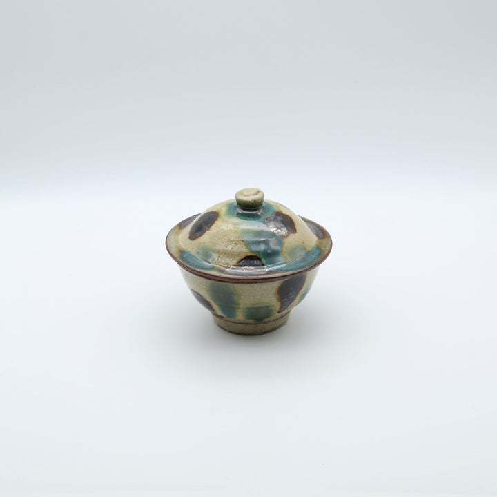 横田屋窯（やちむん）の蓋付きの器（蓋物）。沖縄の赤土と点打ちの模様が美しく素朴な佇まい。梅干しや黒糖入れ、小物入れに最適な小ぶりのサイズ感。