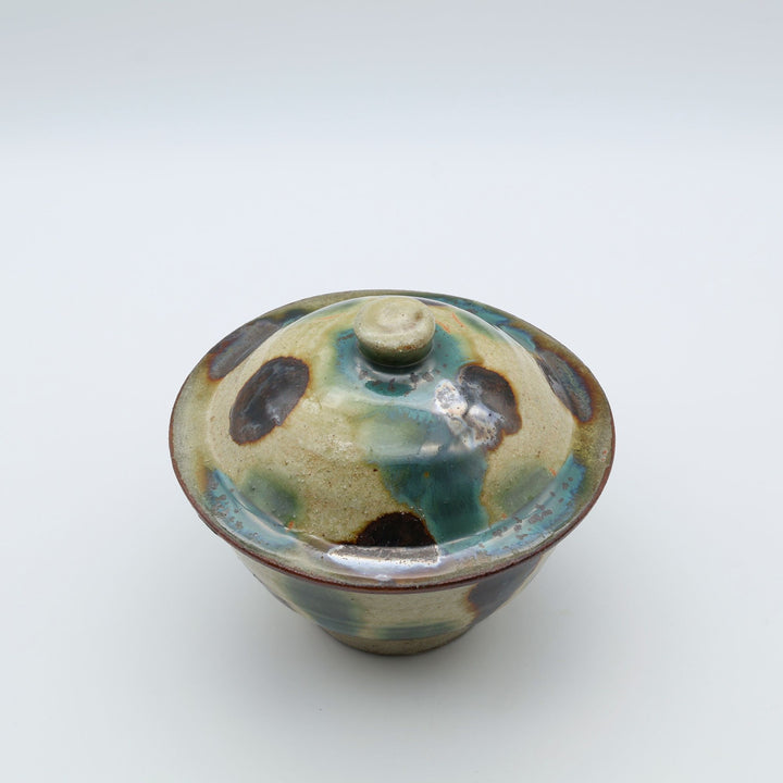 横田屋窯（やちむん）の蓋付きの器（蓋物）。沖縄の赤土と点打ちの模様が美しく素朴な佇まい。梅干しや黒糖入れ、小物入れに最適な小ぶりのサイズ感。