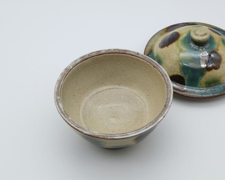 横田屋窯（やちむん）の蓋付きの器（蓋物）。沖縄の赤土と点打ちの模様が美しく素朴な佇まい。梅干しや黒糖入れ、小物入れに最適な小ぶりのサイズ感。