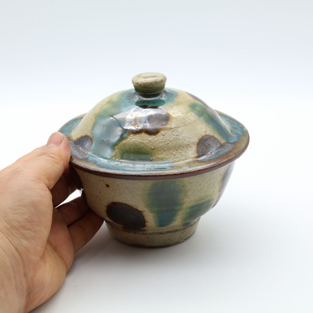 横田屋窯（やちむん）の蓋付きの器（蓋物）。沖縄の赤土と点打ちの模様が美しく素朴な佇まい。梅干しや黒糖入れ、小物入れに最適な小ぶりのサイズ感。