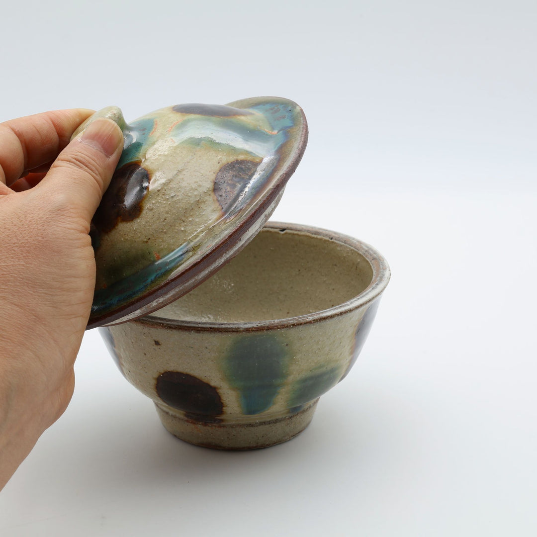 横田屋窯（やちむん）の蓋付きの器（蓋物）。沖縄の赤土と点打ちの模様が美しく素朴な佇まい。梅干しや黒糖入れ、小物入れに最適な小ぶりのサイズ感。