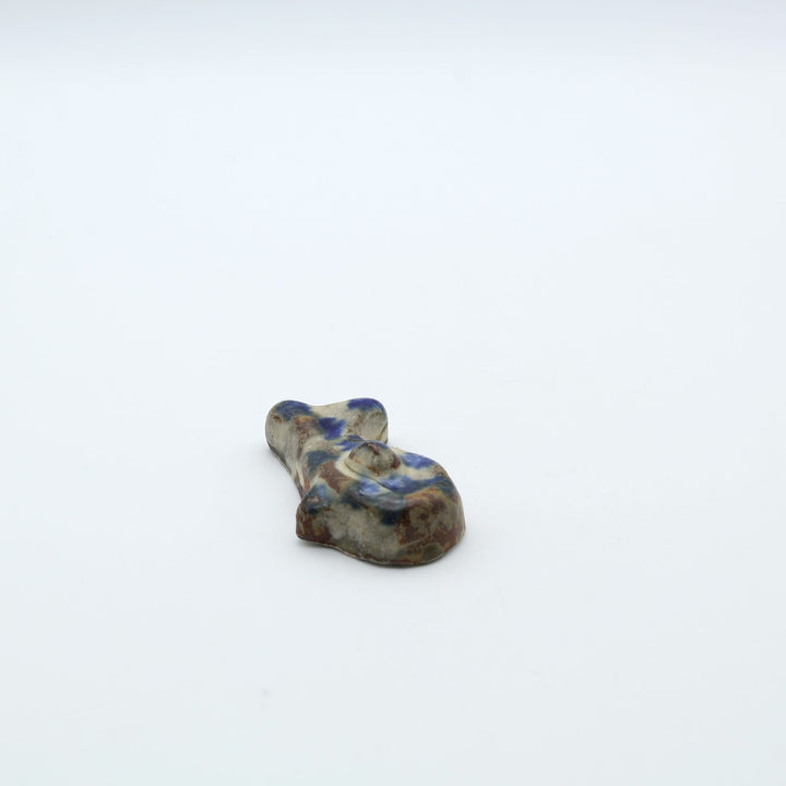 横田屋窯（やちむん）の箸置き「ジンベエザメ」。沖縄の海を泳ぐジンベエザメを模した、土の風合い豊かな陶器の小物。安定感のある平らな背中と愛らしい表情。