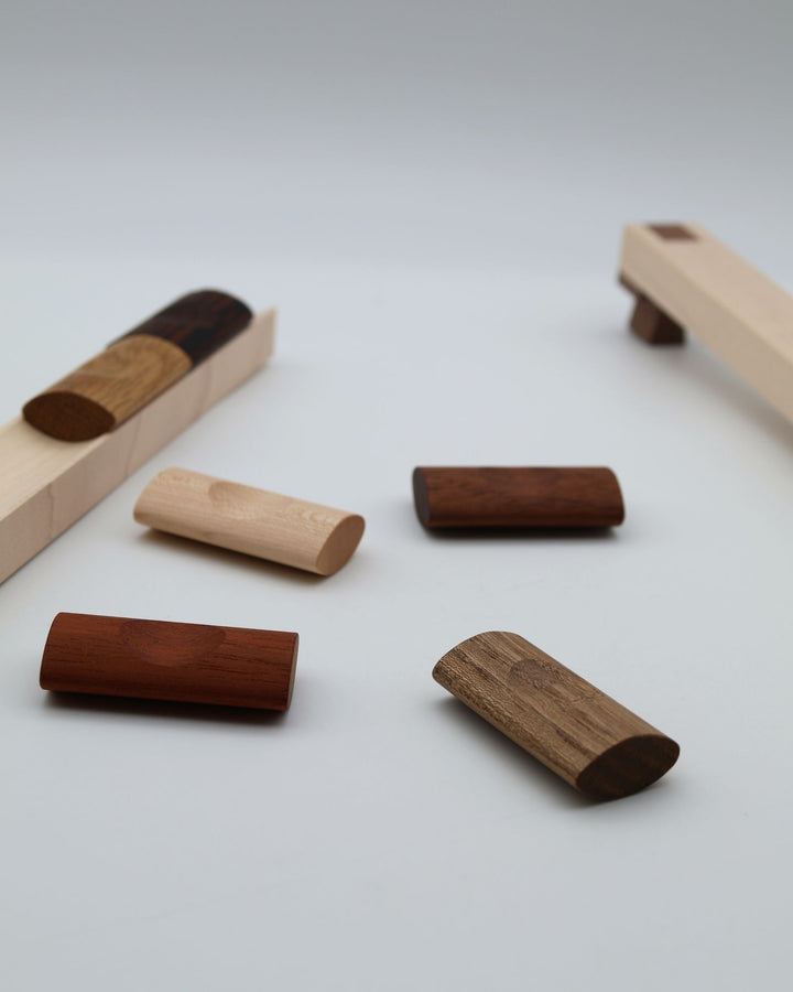 北海道東川町バウ工房の木製箸置き6個セット。メープルとウォールナットの専用ケースと、樹種が異なる6色の美しい無垢材箸置きセット。