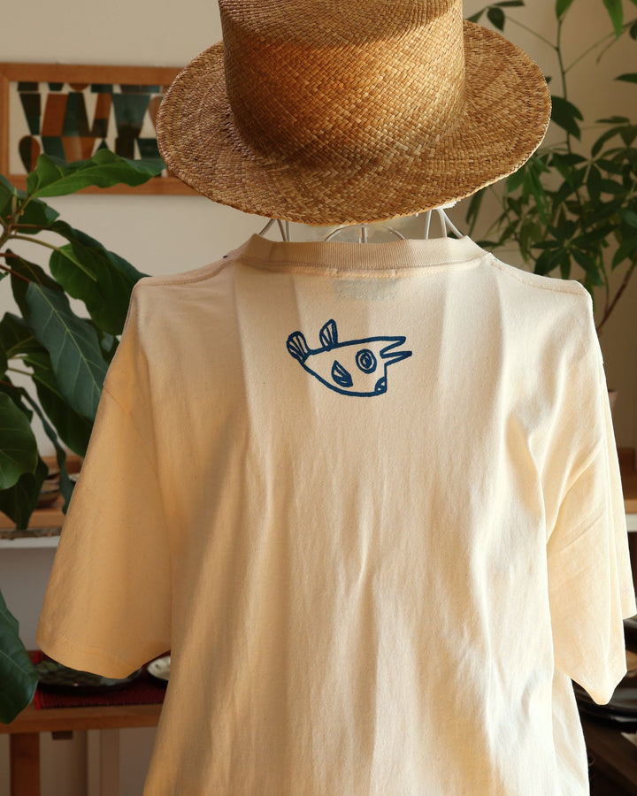 Doucatty（ドゥカティ）の手捺染Tシャツ「たここんにちは」の背面。首元下に、濃紺の細い線画でぷっくりと膨らんだお茶目な表情のチヌマンがワンポイントでプリントされている。