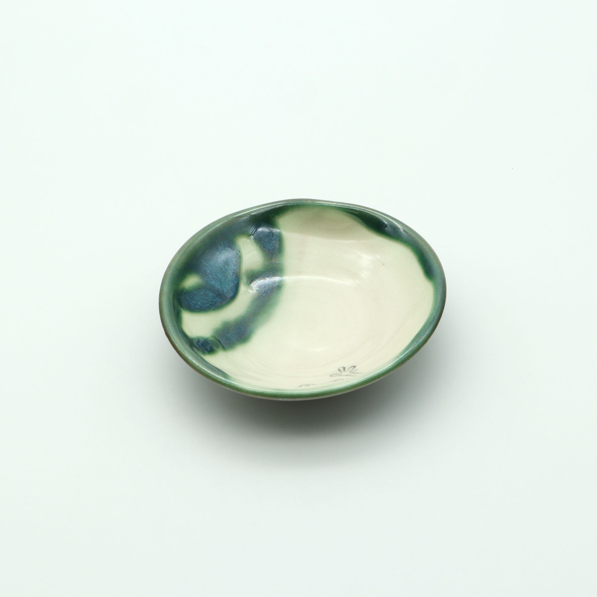 萩焼 楓窯 カエルの豆皿（緑・織部釉） | 育てる楽しさがある萩焼の和