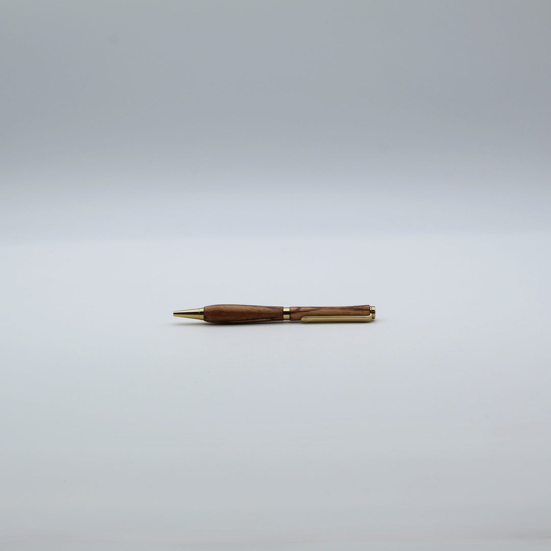 agesbase（アゲズベース）作、沖縄県産のモクマオウ（木麻黄）を使用したハンドメイドの木軸ツイスト式ボールペン。ゴールド金具と力強い木目が美しい手作り筆記具。