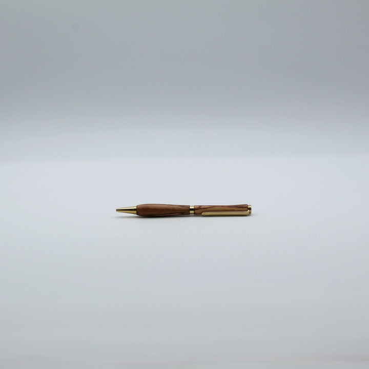 agesbase（アゲズベース）作、沖縄県産のモクマオウ（木麻黄）を使用したハンドメイドの木軸ツイスト式ボールペン。ゴールド金具と力強い木目が美しい手作り筆記具。