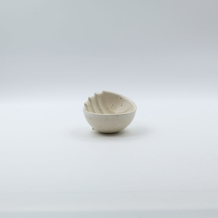 沖縄の新しいやちむん　陶factory509　貝がら豆小鉢　白