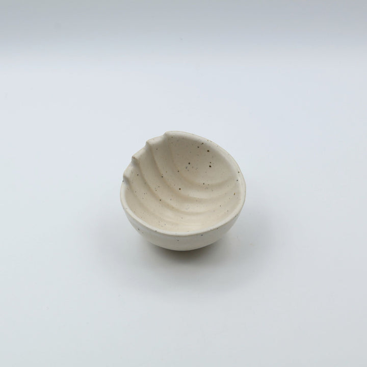 沖縄の新しいやちむん　陶factory509　貝がら豆小鉢　白