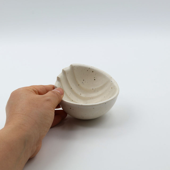 沖縄の新しいやちむん　陶factory509　貝がら豆小鉢　白