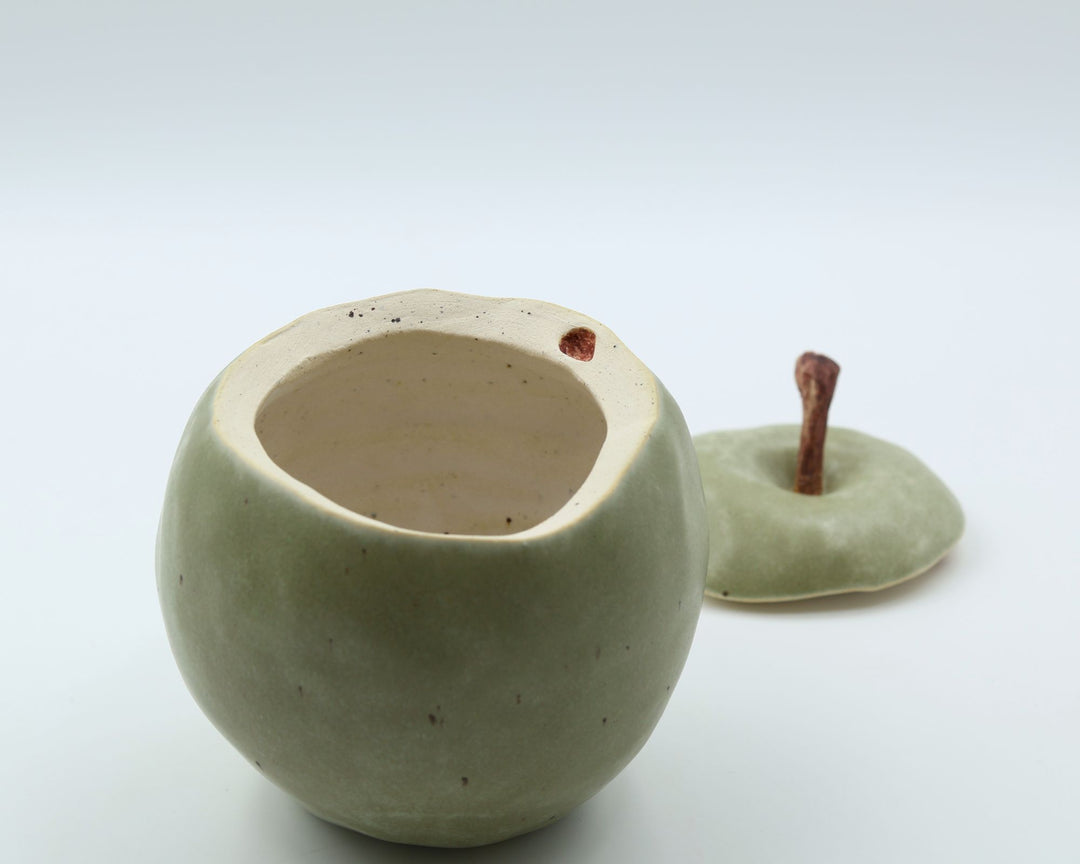 沖縄の新しいやちむん  陶factory509  青リンゴの蓋物