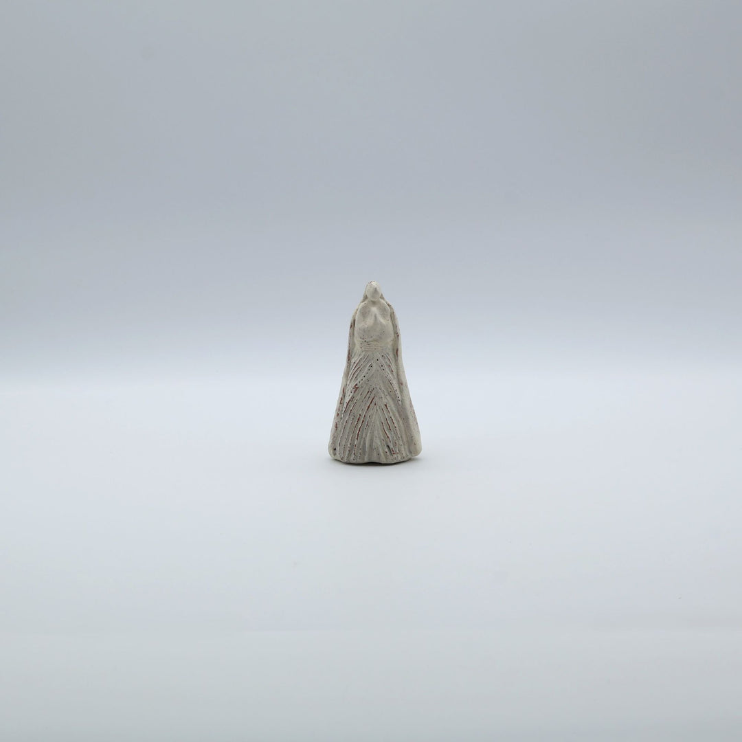 北海道洞爺湖の陶芸家・沼田佳奈子作の繊細なオブジェ「見上げた空」。白を基調とした背景に凛と佇む、異国の香りが漂う手のひらサイズの1点もの作品。canosa取扱商品。