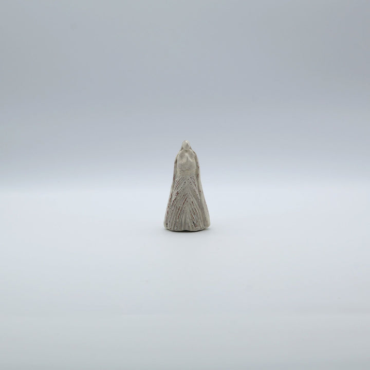 北海道洞爺湖の陶芸家・沼田佳奈子作の繊細なオブジェ「見上げた空」。白を基調とした背景に凛と佇む、異国の香りが漂う手のひらサイズの1点もの作品。canosa取扱商品。