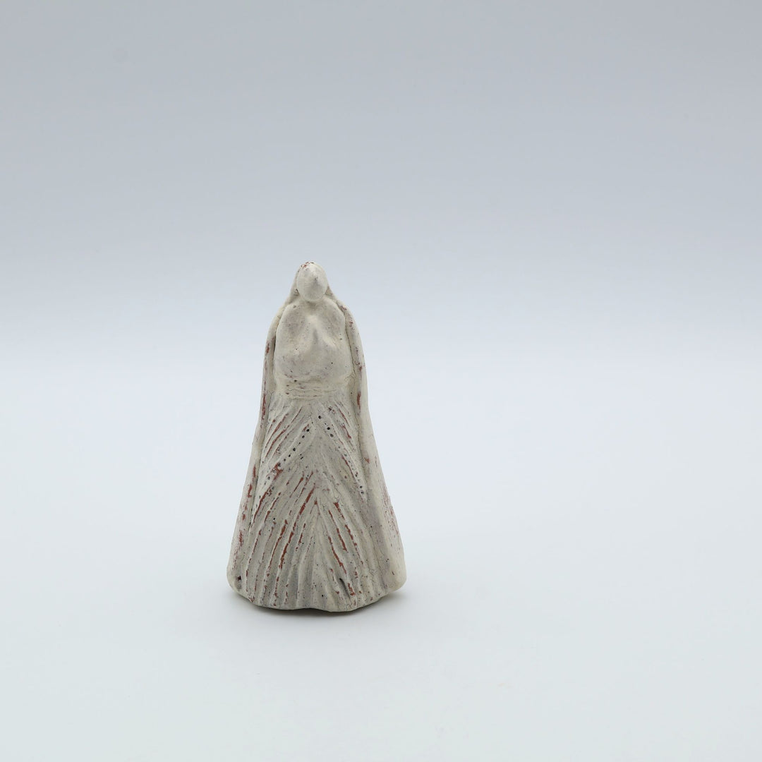 北海道洞爺湖の陶芸家・沼田佳奈子作の繊細なオブジェ「見上げた空」。白を基調とした背景に凛と佇む、異国の香りが漂う手のひらサイズの1点もの作品。canosa取扱商品。