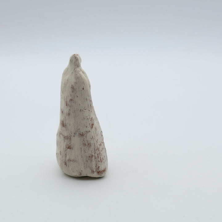 北海道洞爺湖の陶芸家・沼田佳奈子作の繊細なオブジェ「見上げた空」。白を基調とした背景に凛と佇む、異国の香りが漂う手のひらサイズの1点もの作品。canosa取扱商品。