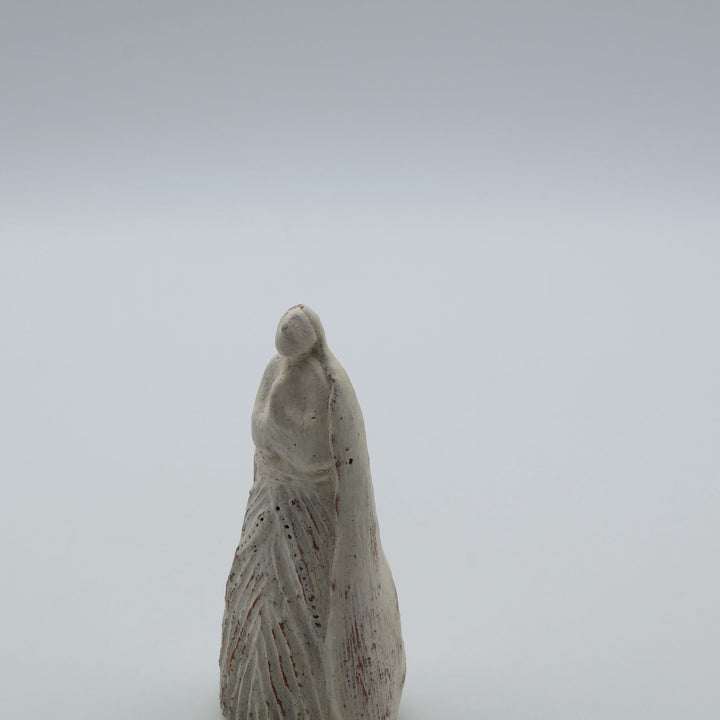 北海道洞爺湖の陶芸家・沼田佳奈子作の繊細なオブジェ「見上げた空」。白を基調とした背景に凛と佇む、異国の香りが漂う手のひらサイズの1点もの作品。canosa取扱商品。