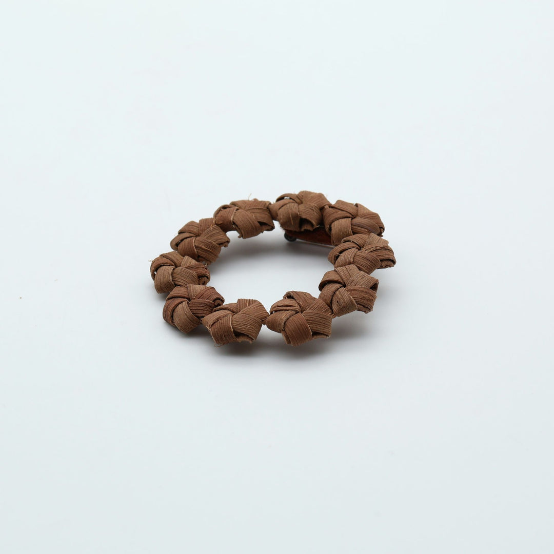 国産山葡萄　花編みブローチ