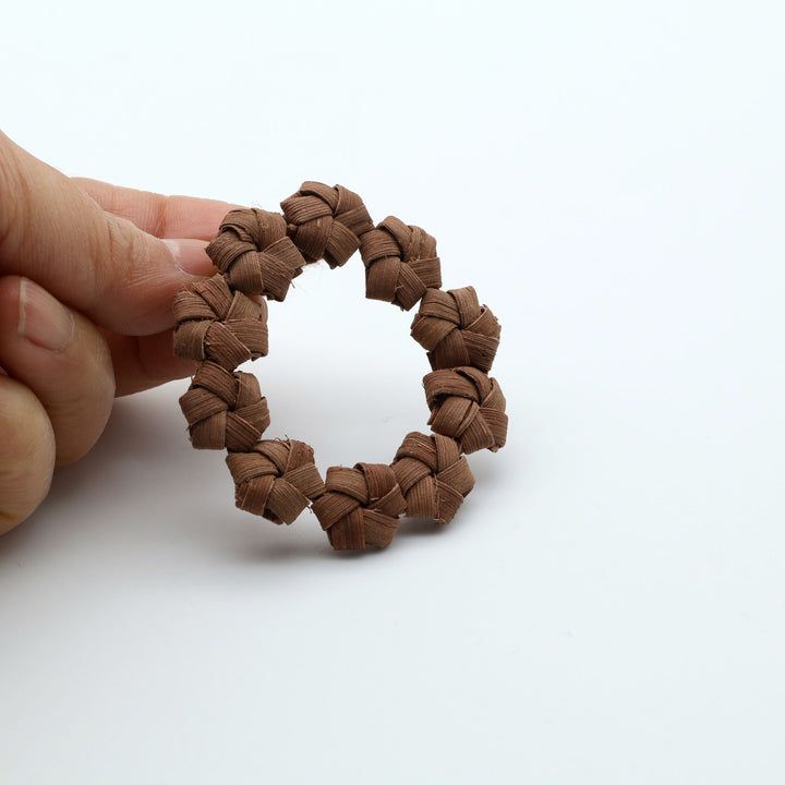 国産山葡萄　花編みブローチ