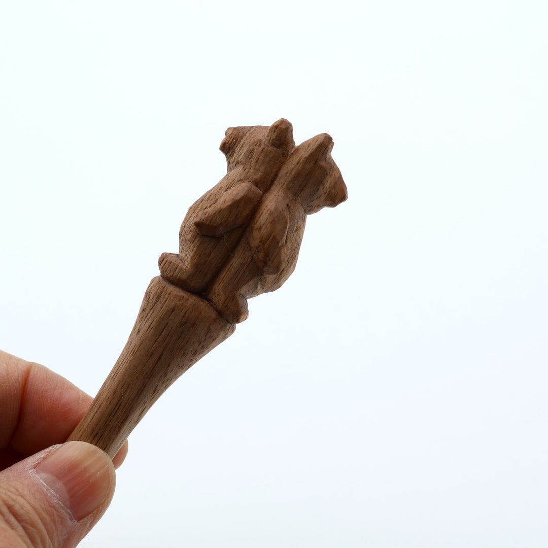 北海道の木彫り作家・木工YOUSUNによる、クルミ材の淡いブラウンが美しいミニスプーン。「トモダチ」をテーマに2匹のくまが仲良く彫られた、贈り物にもおすすめのストーリー性溢れるハンドメイド木工具です。