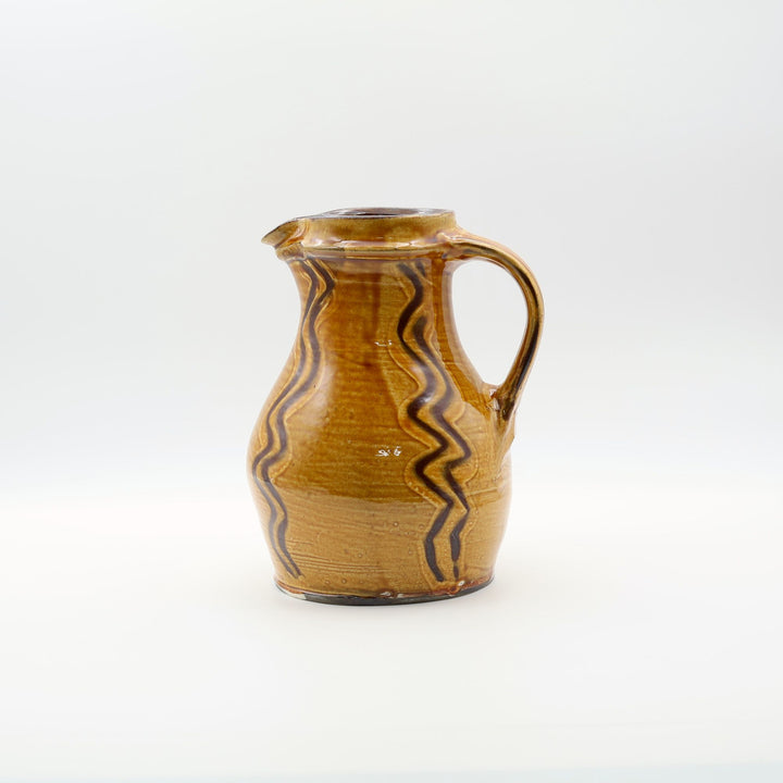 小鹿田焼 坂本浩二窯の7寸太ピッチャー。飴釉の深い色合いに、指描きによるダイナミックな景色の文様が施された低重心の器。