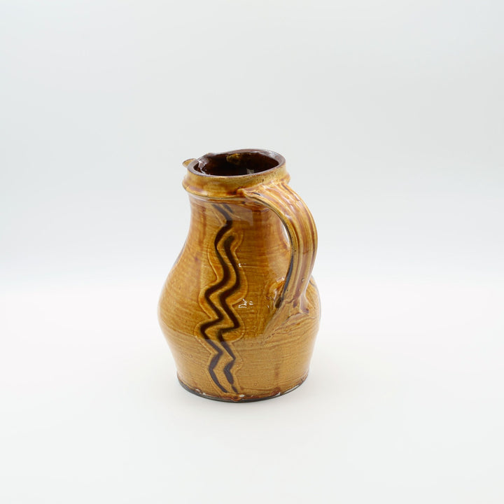 小鹿田焼 坂本浩二窯の7寸太ピッチャー。飴釉の深い色合いに、指描きによるダイナミックな景色の文様が施された低重心の器。