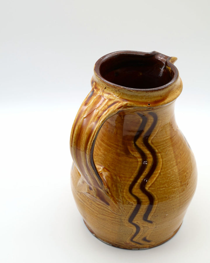 小鹿田焼 坂本浩二窯の7寸太ピッチャー。飴釉の深い色合いに、指描きによるダイナミックな景色の文様が施された低重心の器。