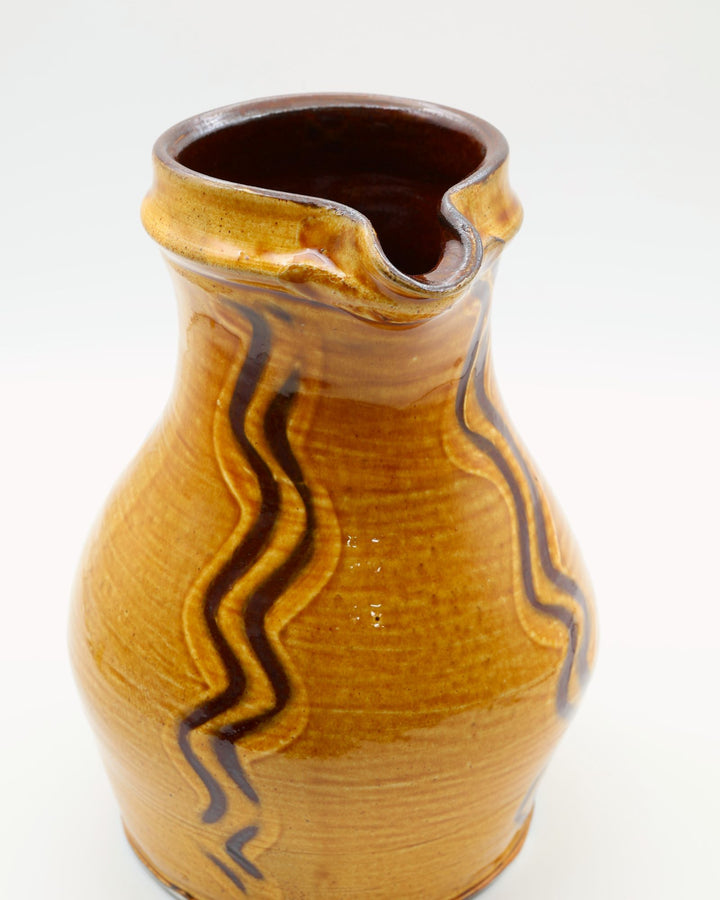 小鹿田焼 坂本浩二窯の7寸太ピッチャー。飴釉の深い色合いに、指描きによるダイナミックな景色の文様が施された低重心の器。