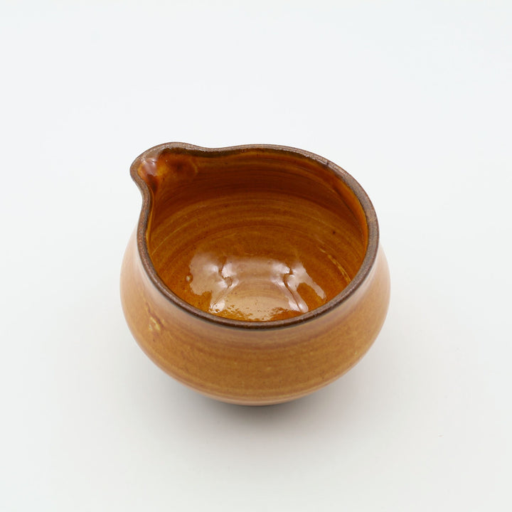 大分県・小鹿田で「色味（しきみ）」と呼ばれる伝統的な片口。坂本浩二窯による飴釉の深い色調と、一点ごとに異なる豊かな景色が魅力です。酒器やドレッシング入れとしてはもちろん、小鉢として食卓を彩る「用の美」が息づく2026年初窯の一品。