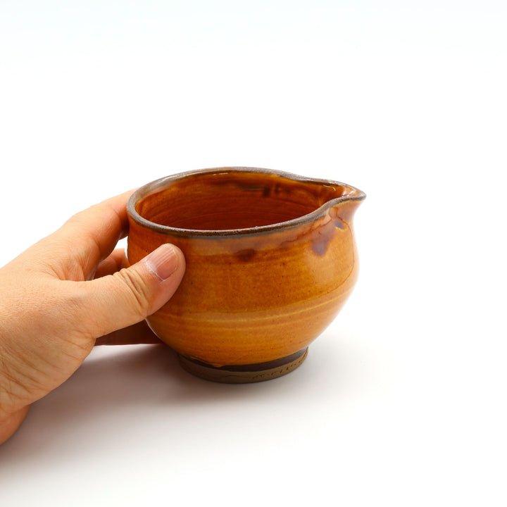 大分県・小鹿田で「色味（しきみ）」と呼ばれる伝統的な片口。坂本浩二窯による飴釉の深い色調と、一点ごとに異なる豊かな景色が魅力です。酒器やドレッシング入れとしてはもちろん、小鉢として食卓を彩る「用の美」が息づく2026年初窯の一品。