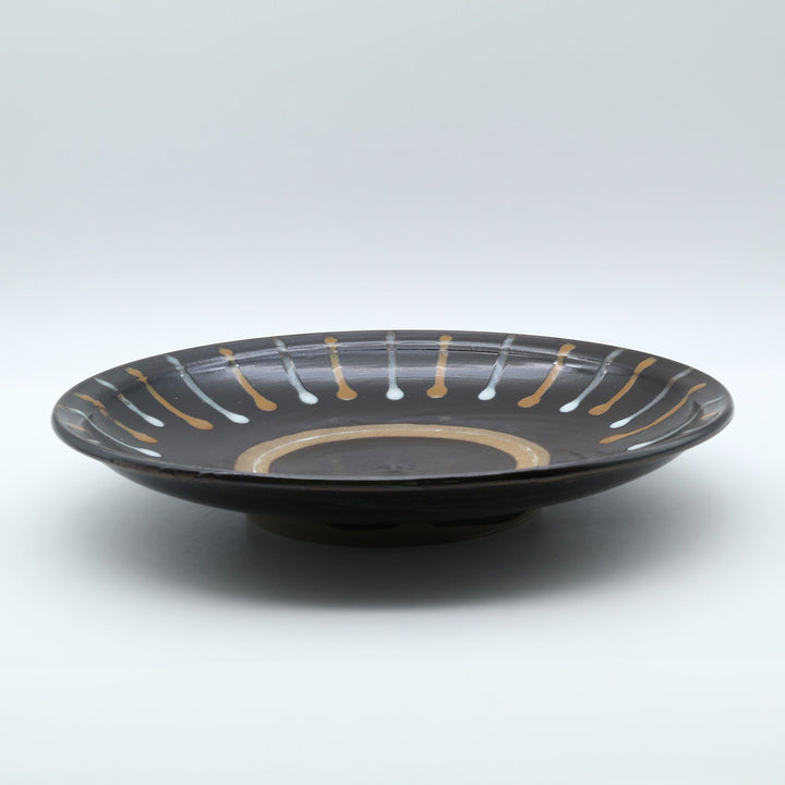 小鹿田焼 坂本浩二窯の尺皿（約30cm）。深みのある鉄釉地に白釉と飴釉の打ち掛け模様と中央の蛇の目が美しい貴重な大皿。