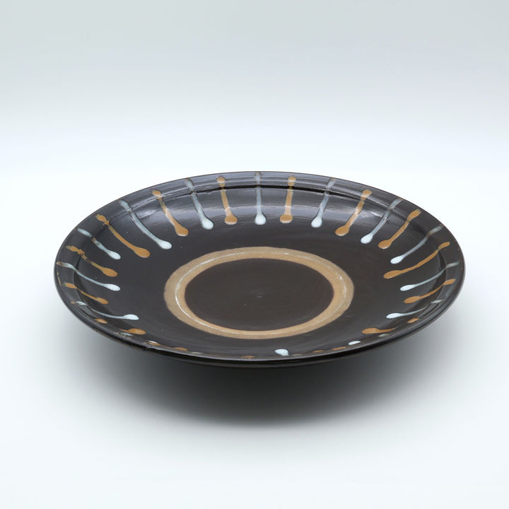 小鹿田焼 坂本浩二窯の尺皿（約30cm）。深みのある鉄釉地に白釉と飴釉の打ち掛け模様と中央の蛇の目が美しい貴重な大皿。