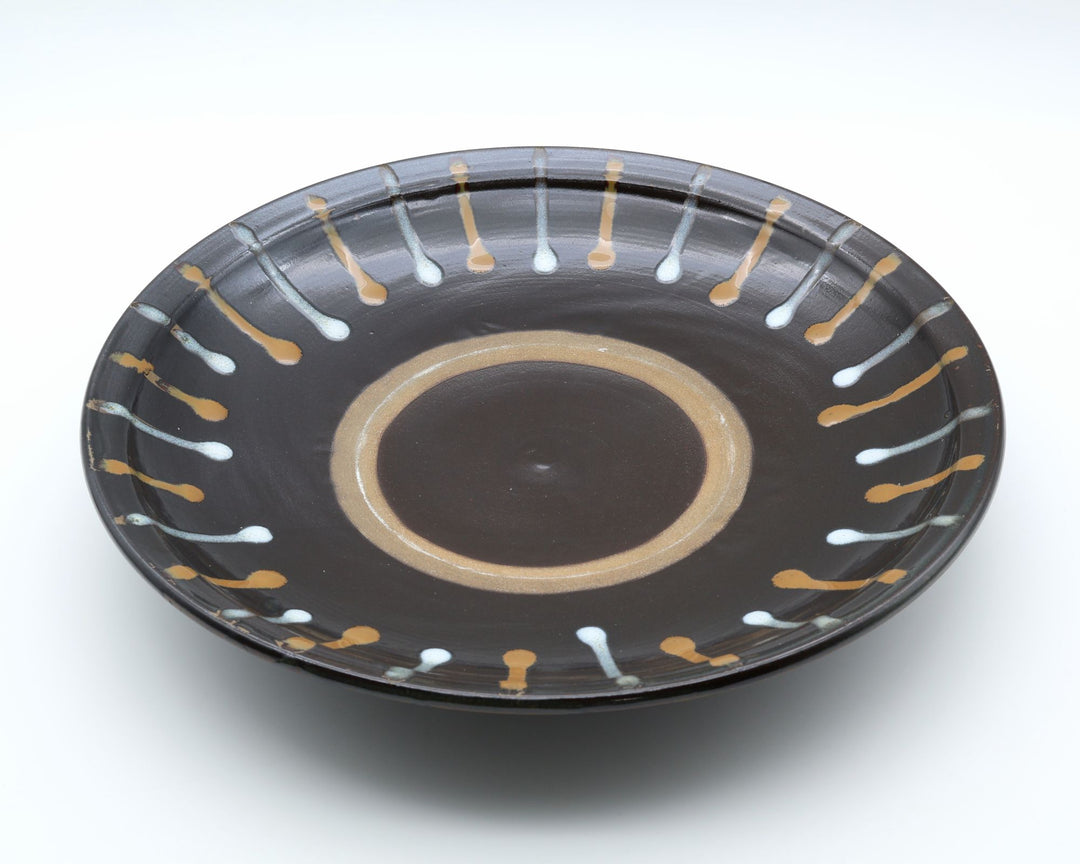 小鹿田焼 坂本浩二窯の尺皿（約30cm）。深みのある鉄釉地に白釉と飴釉の打ち掛け模様と中央の蛇の目が美しい貴重な大皿。