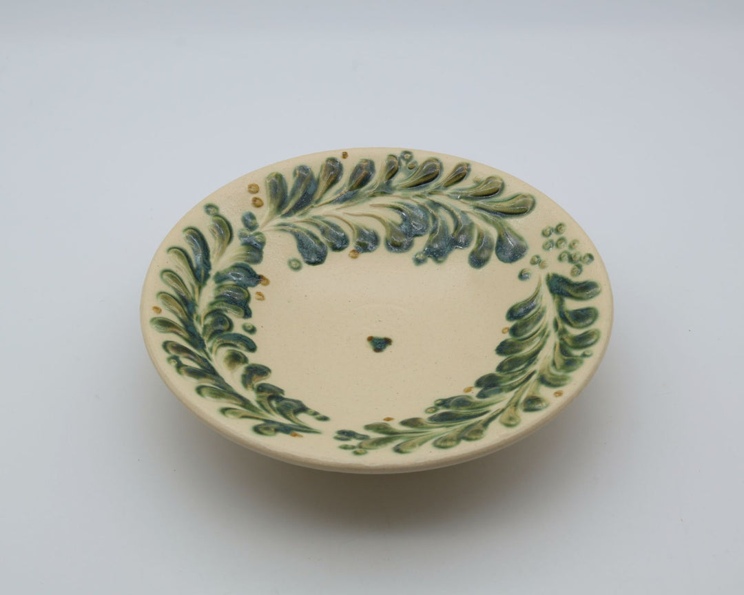 shiqui - 織 -（シキ）の6寸深皿「SHIBUKI 碧」。生成り地にいっちん技法と美しい緑釉で波の飛沫のような唐草模様を描いたやちむんの深皿。