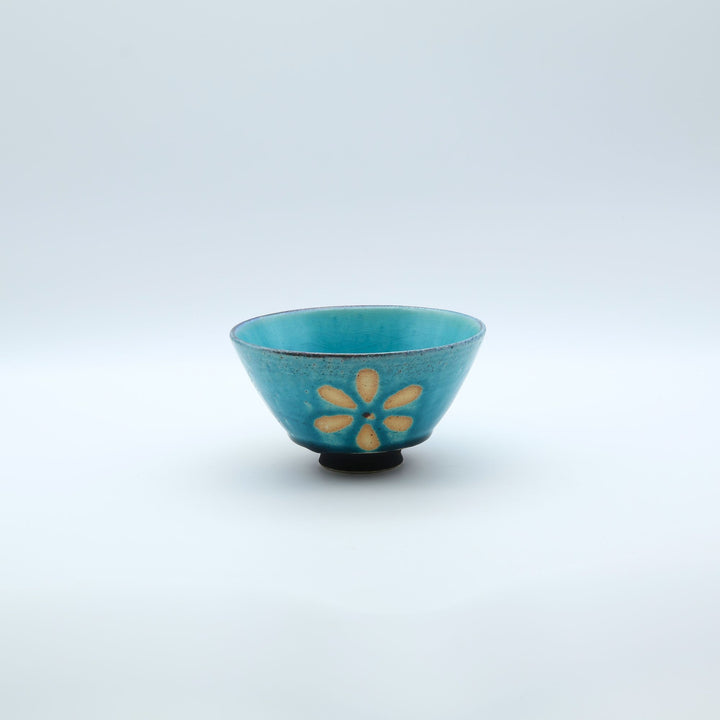 丹波立杭焼源右衛門窯の市野太郎作、タロリアンブルーの花模様茶碗。鮮やかな青と白のコントラストが美しいモダンな飯碗。