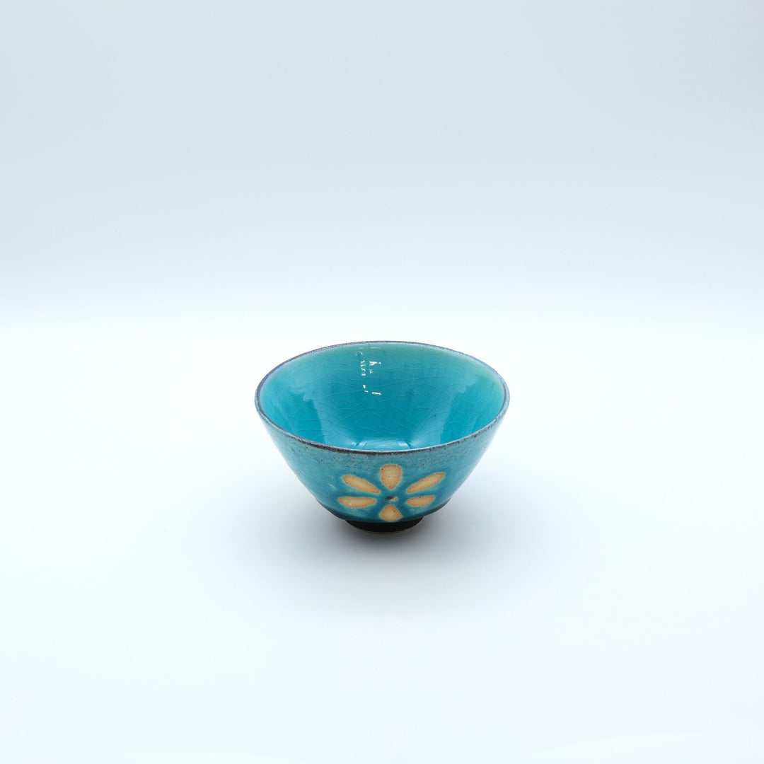 丹波立杭焼源右衛門窯の市野太郎作、タロリアンブルーの花模様茶碗。鮮やかな青と白のコントラストが美しいモダンな飯碗。